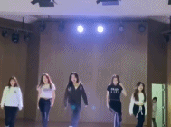 一位辣妹不幸摔倒gif搞笑图片