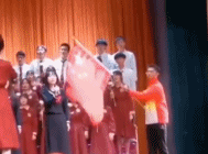 挥动的国旗飞出去了-搞笑gif动态图片-izike
