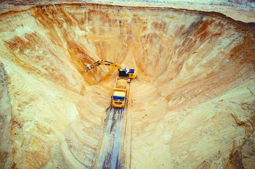 在采石场工作的挖掘机。图片来源：Anton Deev/Alamy