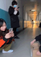 当全宿舍都忘记拿钥匙gif搞笑图片