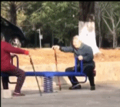 拐棍用到了极致gif搞笑图片