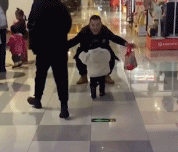 冰冰的地板冰冰的心gif搞笑图片