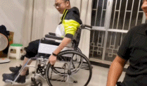 就说吧 椅子早晚能用上-搞笑gif动态图片-izike