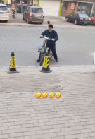 男人骑电动车车把断了-帅哥动态图片-gif动态图 - izike-izike