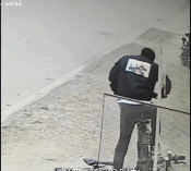 表演个平地摔gif搞笑图片