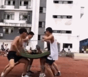体育生迷惑开心庆祝动作-搞笑gif动态图片-izike