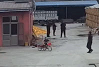 爹 自己几斤几两没点数吗-搞笑gif动态图片-izike
