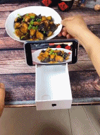 吃饭前相机拍照打到饭菜-搞笑gif动态图片 - izike-izike