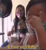 用唱歌掩饰恐惧gif搞笑图片