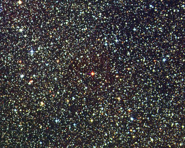 数字化巡天（Digitized Sky Survey）的一部分，显示了距离太阳最近的恒星——比邻星（红色中心）。比邻星距离地球4.2光年。光传播到这颗恒星的时间以年为单位，其传播距离几乎就等于它与我们的距离（以光年为单位）。