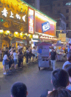 夜市摆摊的人遇到城管跑路-搞笑gif动态图片-izike