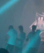 酒吧当中潇洒的男人摇头跳舞-帅哥动态图片-gif动态图-izike