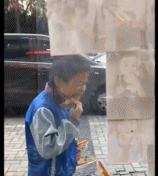 小男孩吃辣条被辣到-帅哥动态图片-gif动态图-izike