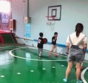 砸头还是准的gif搞笑图片