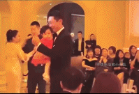 优雅男人抱着女儿跳舞-帅哥动态图片-gif动态图-izike