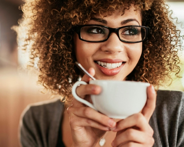 咖啡有助于预防癌症，其多酚含量较高，还能抑制癌细胞生长。此外，咖啡可以刺激胆汁分泌，降低雌激素指数，从而降低患癌症的风险