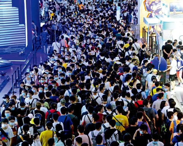 8月3日，上海新国际博览中心，为期4天的2020中国国际数码互动娱乐展览会（ChinaJoy）落幕当日，展馆内挤满了人群。图/视觉中国