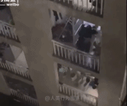 楼道进水卖力勺水-搞笑gif动态图片 - izike-izike