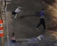 雨天男生水地中跳舞-帅哥动态图片-gif动态图-izike