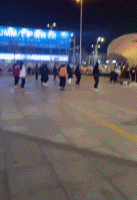 年轻男孩女孩跳广场舞-帅哥动态图片-gif动态图 - izike-izike