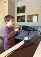 年仅5岁的音乐制作人gif搞笑图片