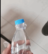 矿泉水瓶口被弄得奇形怪状-搞笑gif动态图片-izike
