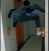 拖鞋男人飞檐走壁-帅哥动态图片-gif动态图-izike