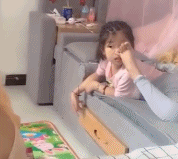 用手抠鼻子已经过时了gif搞笑图片