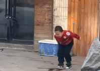 弹石头砸自己头gif搞笑图片