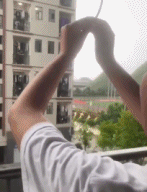 男人下雨天洗澡-帅哥动态图片-gif动态图-izike