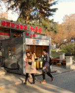 热爱生活的小店女老板-美女动态图片-gif动态图-izike