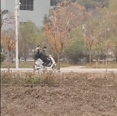 男生用脚人力驱动电动车-帅哥动态图片-gif动态图-izike