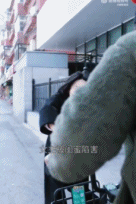 换美瞳都没这么勤过gif搞笑图片