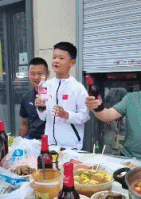 模仿爸爸喝酒的儿子gif搞笑图片