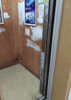 这电梯脾气不太好gif搞笑图片