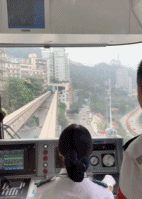 重庆轻轨的第一视角gif搞笑图片