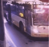 你怎么还抢了个人来gif搞笑图片