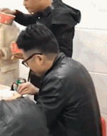 每一处都要照顾到-搞笑gif动态图片-izike