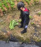 男孩全身都黑了在那哭泣-帅哥动态图片-gif动态图-izike