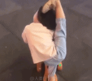 天生的杂技天赋gif搞笑图片