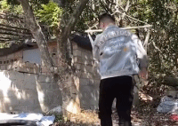 男人一下把秋千坐坏-帅哥动态图片-gif动态图-izike