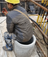 建筑工人工地坐的很稳啊-搞笑gif动态图片 - izike-izike