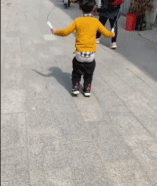 小男孩裤子掉了也要跳绳-帅哥动态图片-gif动态图-izike