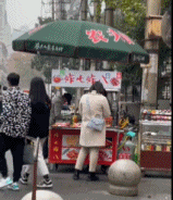 摆摊的人这该死的胜负欲-搞笑gif动态图片 - izike-izike