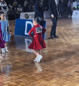 小女孩像辣目洋子跳舞-美女动态图片-gif动态图-izike