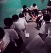 学生在楼梯上坐着学习-搞笑gif动态图片-izike