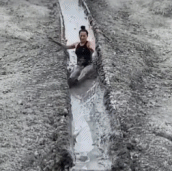 恶心人的滑梯的尽头是泥潭-搞笑gif动态图片-izike