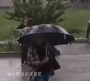 男女朋友雨中跳交际舞浪漫至死不渝-帅哥动态图片-gif动态图 - izike-izike