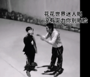 小男孩跳舞被监控看到-帅哥动态图片-gif动态图-izike