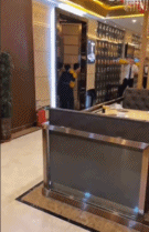 这上菜方式挺让人紧张的gif搞笑图片